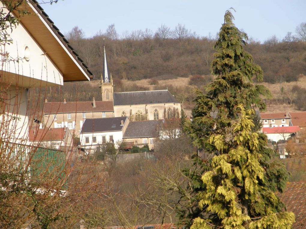 L'église - l'ancien prieuré devenu la nouvelle mairie - le lavoir - la campagne environnante, les animaux, les saisons...