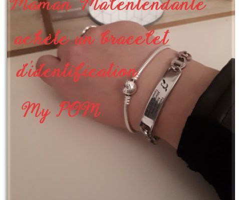 Maman Malentendante achète un bracelet d'identification.