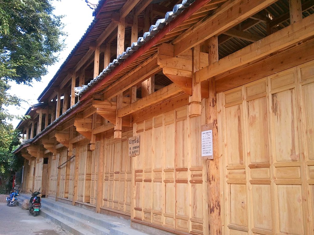 Les maisons de Lijiang tout en bois sont très belles et construites sans un clou!