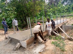 Après consultation des adhérents de Merville-Samaragou et des habitants du village de Samaragou, il est décidé de nommer le petit pont que nous finançons "La Mervilloise". En photos, les derniers clichés du chantier. Merci à Yedi !   