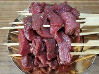 2 - Pendant ce temps, faire tremper des brochettes en bois dans de l'eau froide 10 mn pour éviter qu'elles ne brûlent à la cuisson, et préparer votre accompagnement (féculents ou légumes). Une fois le temps de macération écoulé, sortir la viande, l'égoutter et l'enfiler sur les brochettes. Faire cuire au gril, au barbecue, à la plancha, à la poêle .... 2 à 3 mn sur chaque face (ou plus suivant vos goûts - Ici nous avons utiliser le grill micro-ondes découvert chez Gifi). Servir chaud avec la sauce cajou et un accompagnement de votre choix.