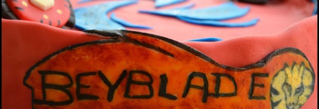Comment faire un gâteau stadium et toupies Beyblade? (avec pâte à sucre)