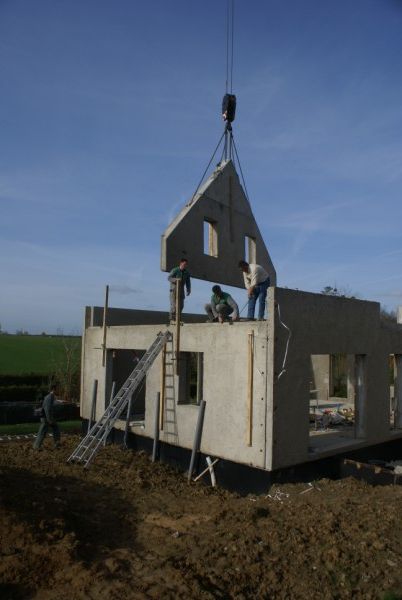 La structure de la maison , les murs en composite bois-ciment