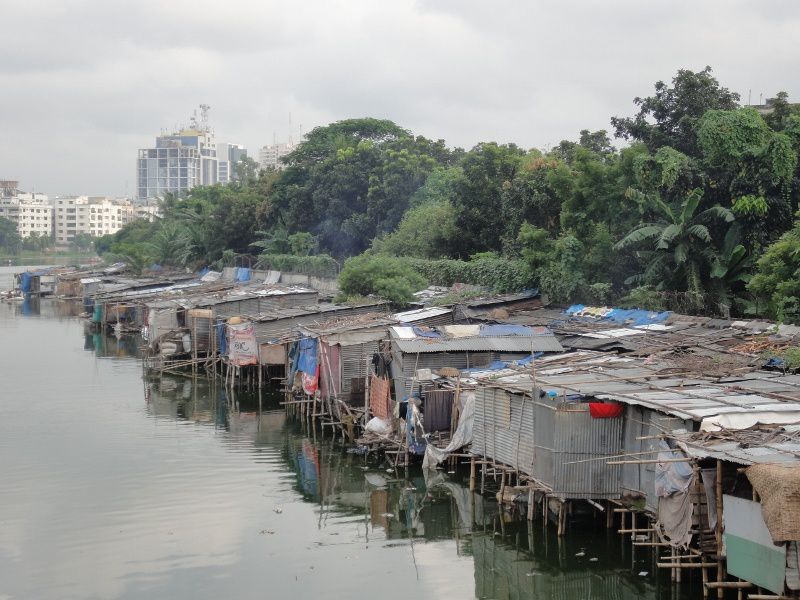 Visite au sein de bidonvilles de Dacca.