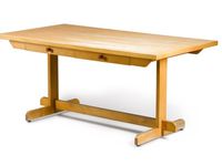 Description  Une table de cuisine et une assise en hêtre conçues par Robin Moore Ede et exécutées par Pegram Bianco, vers 1986    la table avec deux tiroirs en frise de chaque côté soutenus par des extrémités de tréteaux unis par une civière, le siège à trois places avec revêtement en cuir noir-vert amovible de GV Harrison, revêtement en  détresse  table : 73,5 sur 159 sur 84 cm., 29 sur 62⅝ sur 33 pouces.