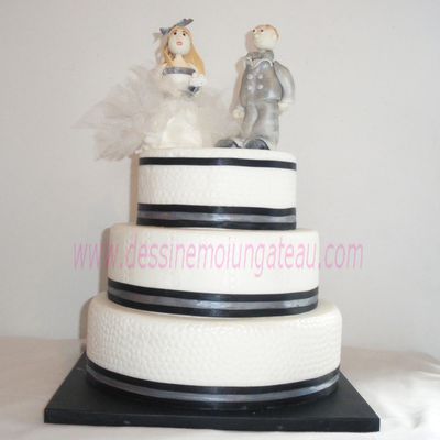 Un wedding cake blanc noir et argent