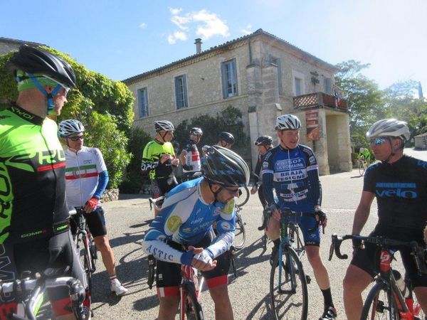 1, 2 et 3 - Magnifique village en pierre à l'aspect féodal surplombé par son château. 4- Ça brille chez l'Ange Blanc...