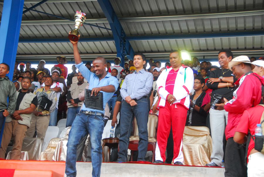 Le Président Andry Rajoelina assiste à la finale de la Coupe du Président de la Transition 2013. Le TAM Anosibe a battu le 3FB 33 à 32.