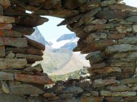 Vers les chalets de la Sassière. Une maison restaurée avec ses occupants et une autre en ruine qui offre une vue sur le glacier.