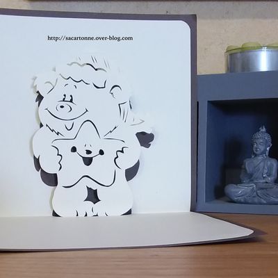 Kirigami gratuit nounours de Noël avec son étoile