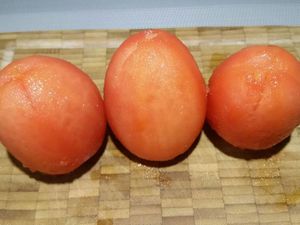 1 - Mettre votre mozzarella à égoutter (la veille si possible). Inciser en croix le haut des tomates Roma. Les plonger 30 sec.dans une casserole d'eau portée à ébullition, les sortir et les plonger immédiatement dans un bol d'eau froide. Détacher la peau, les découper en 4 dans le sens de la longueur et les épépiner. Les mettre à mariner pendant 30 mn dans un récipient avec un peu d'huile d'olive, l'ail émincé, le thym émietté, 1 pincée de sucre et assaisonner de sel et poivre. Les déposer ensuite sur une feuille de papier sulfurisé et placer au four th 3/4 (100°) pour environ 1h à 1h30.