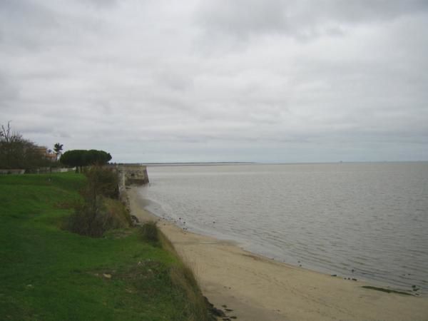 Cette balade à pied se fait à partir du viaduc en prenant le sentier du littoral jusqu'au pont Napoléon (chenal de la Brande). IL vous faudra 2 à 3 heures pour faire cette promenade via la citadelle du château et le moulin de la Côte.