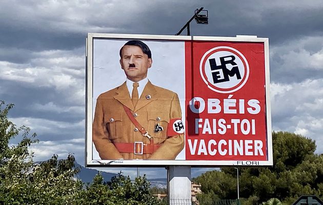 À Toulon, un afficheur transforme Macron en Hitler avec le slogan : « Obéis, fais-toi vacciner »