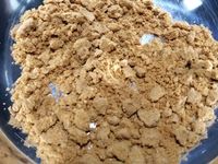 2 - Ecraser grossièrement les biscuits spéculoos, mélanger dans un saladier avec la pâte de spéculoos et la crème fraîche. Préchauffer le four th 6 (180°). Peler et couper les poires en quartiers, arroser de jus de citron pour ne pas qu'elles noircissent.