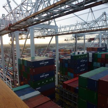 Manœuvres portuaires avec de petits portiques dans le port de Southampton 