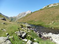 Le torrent déversoir et le lac supérieur sous le mont Jovet. Un passage de glaciéristes près du lac.