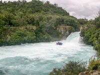 Voila les embarcations qui vous permettent d'approcher au plus près les Huka Falls. Si vous aimez les sensations fortes préférez l'embarcation bleue !