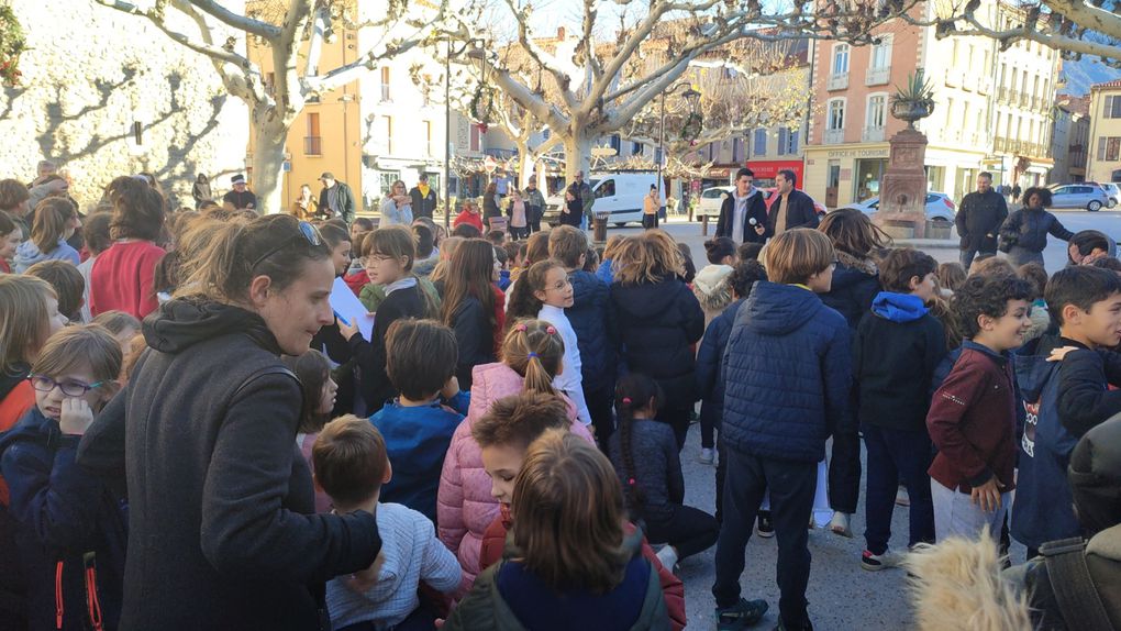 Els alumnes que aprenen català a Prada homenatgen Pompeu Fabra amb danses i cançons!