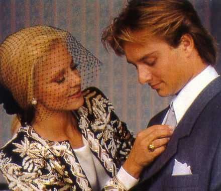 David Hallyday, de son vrai nom David Smet, est un chanteur  et auteur compositeur français, fils de Sylvie Vartan et de Johnny Hallyday, né le 14 août 1966 à Boulogne-Billancourt.