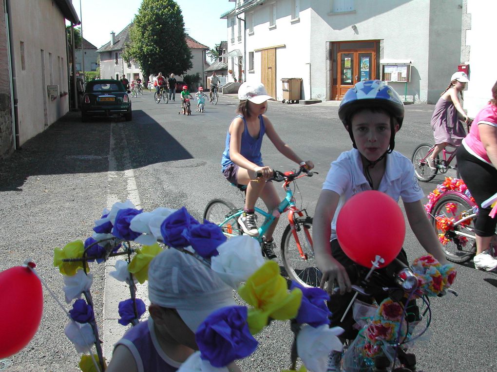 Chaque année l'année scolaire se termine par une fête.
La fête commence par un défilé de vélos fleuris. Puis le repas et ensuite les enfants nous offre un spectacle.