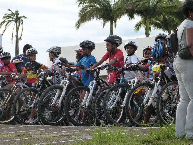 Ce samedi 22 décembre aura été l'occasion de partager un très bon moments avec les jeunes de l'école de VTT. Ils ont pu voir évoluer des champions et ont eu droit à leur père Noël. Merci à Antoine Seveur, le photographe