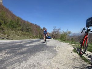 Encore 3 km sur les 11 que comptent la montée de ce superbe col, Bertrand semble l'apprécier ça fait 2 fois qu'il monte...