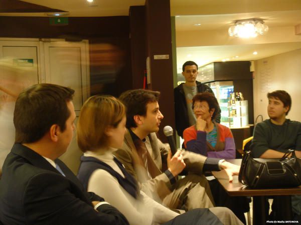 Café-débat pour sauver le Grand Ecran de la place d'Italie.
Café-débat avec Danielle Auffray sur le thème "Paris, capitale du Libre ?"
Le speed-dating au Batofar avec les jeunes du XIIIe arrondissement. L'éclairage n'a malheureusement pas per