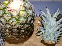 1 - Peler et découper l'ananas en moitiés puis en quarts. Retirer la partie centrale dure, mettre à plat un quartier d'ananas et réaliser 4 sillons à l'aide d'un couteau puis tailler en tranches.