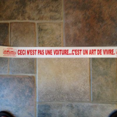 Vente d'autocollants "Ceci n'est pas une voiture... C'est un art de vivre."