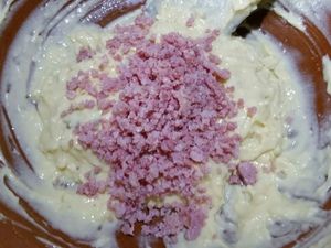 2 - Rajouter à la préparation le fromage chavroux, bien mélanger, puis l'emmental râpé et les noix concassées. Mixer les lardons et les verser dans votre appareil. Rectifier l'assaisonnement avec sel et poivre. Remplir à ras un seul côté de votre moule à pop cakes avec ce mélange (la préparation gonflera à la cuisson).