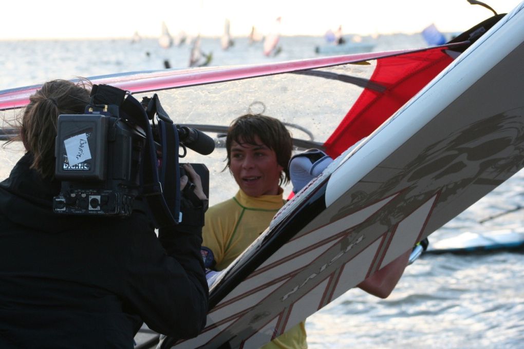 Le Team Neway La Rochelle île de Ré se jette à l'eau en ce mois de Novembre 2009 avec Julien et Camille (F1 et F2), Yannick, Hervé et Fréd.
Photos : Sophie.