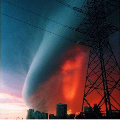 Un énorme rouleau de nuages enveloppe Moscou