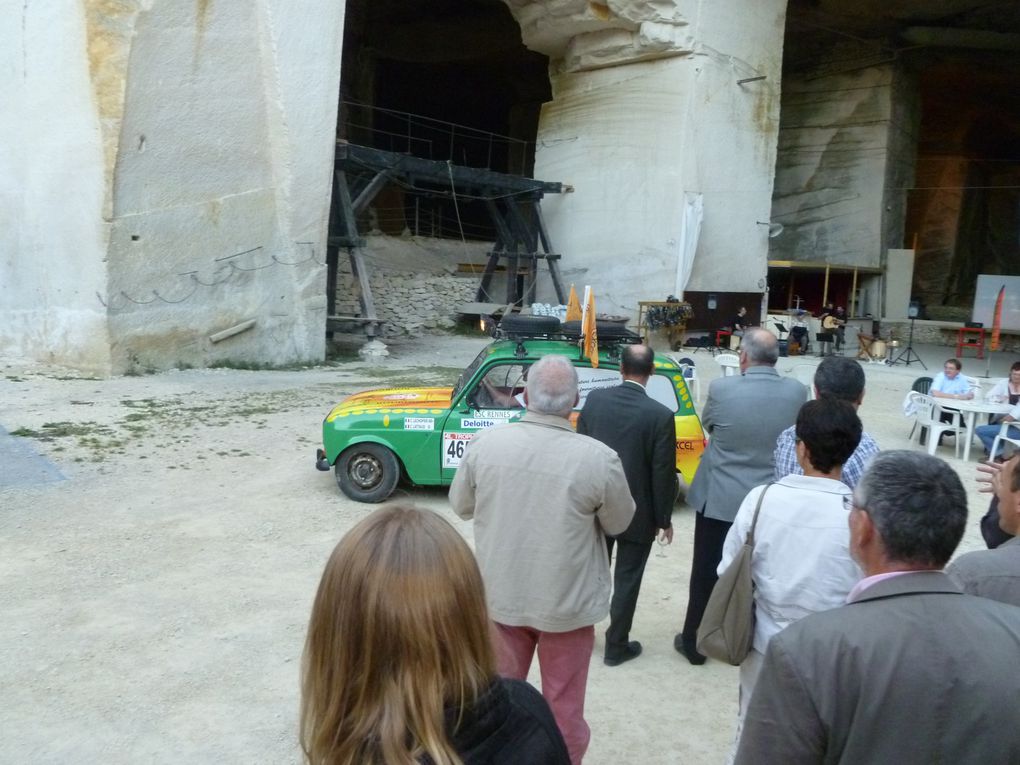 Présentation de la voiture (sous ses couleurs 2011) et de l'équipage 2012