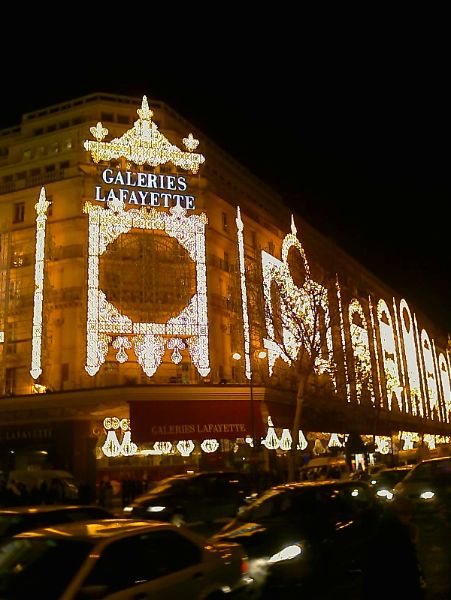 Illuminations de Noel à Paris. Les Galeries Lafayettes et le printemps.Les lumières de Noel.