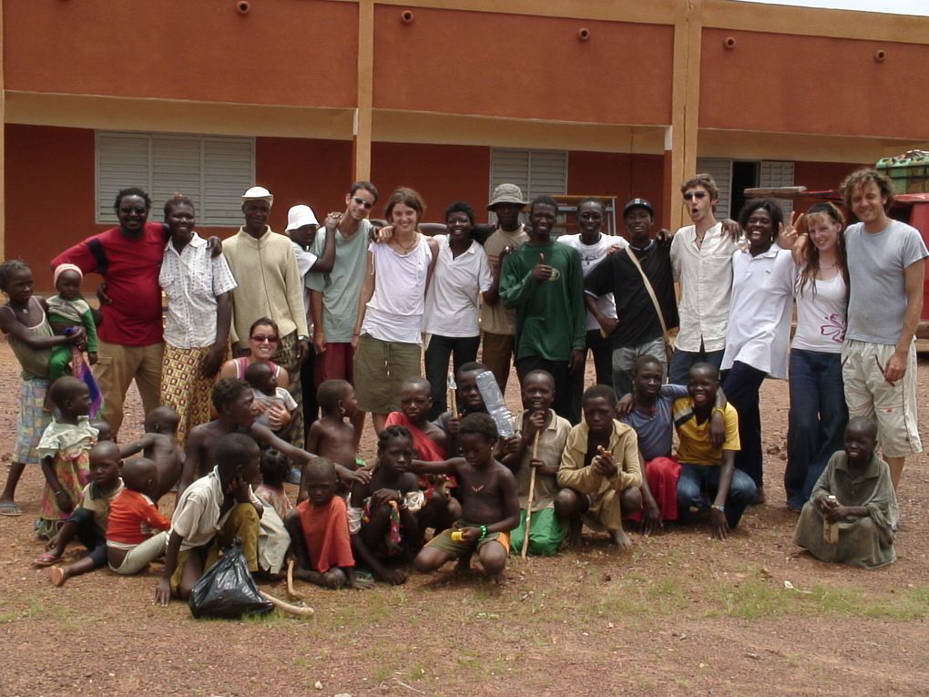 L’école de Kwen a ouvert en 1997, avec le soutien de « Aide & Action ». Avec les plans et les matériaux fournis par l’ONG, les habitants ont construit eux-mêmes les deux bâtiments de l’école et les six latrines en béton situées à l’