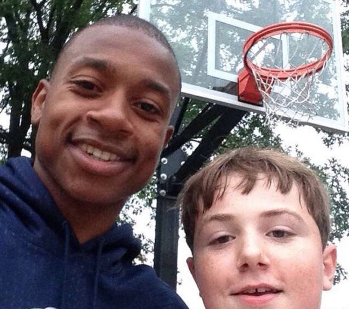 Isaiah Thomas fait une double surprise à un jeune fan de 14 ans 