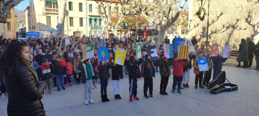 Els alumnes que aprenen català a Prada homenatgen Pompeu Fabra amb danses i cançons!