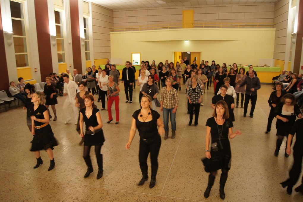 1er cours commun pour les adhérants de FLASHDANS' d' ANNEYRON (salle des fêtes)
115 personnes ont dansés toute la soirée : SOCIETE, COUNTRY, LATINO, etc, animée par Brice GUIBBERT.
Un grand MERCI À TOUS pour votre présence et votre énergie !