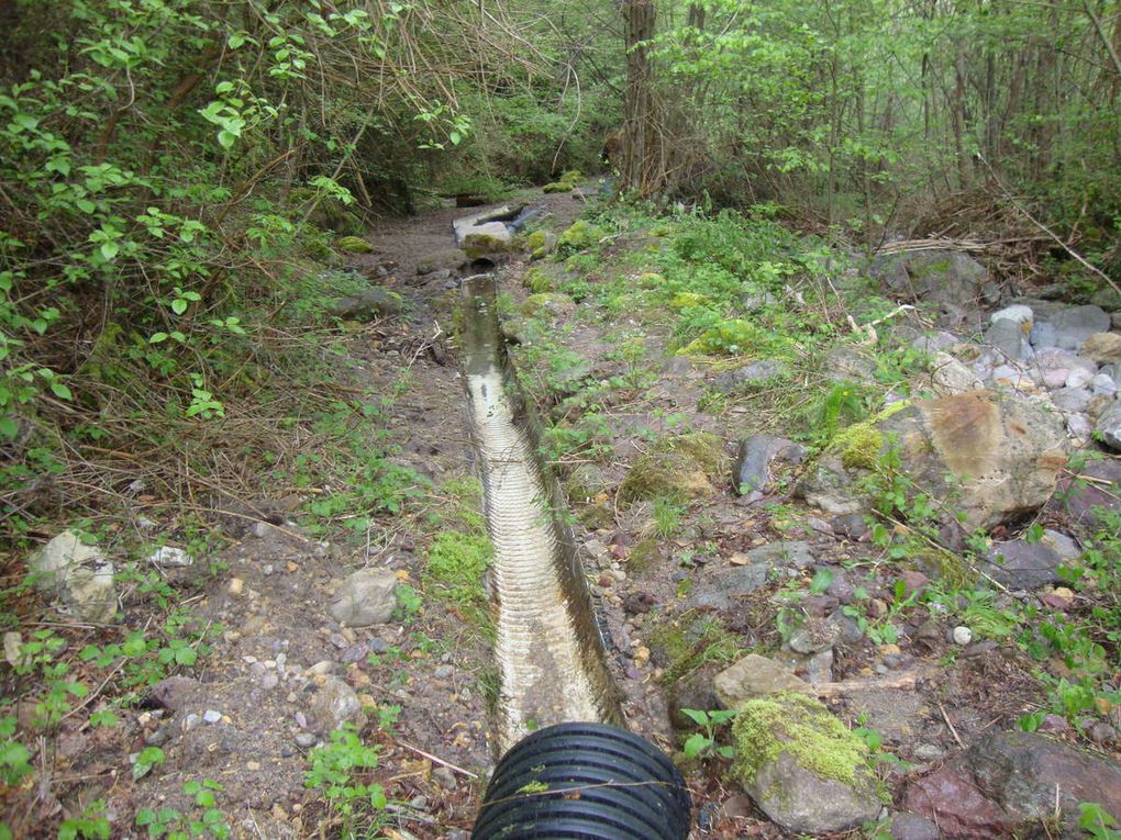 Selon les endroits le canal peut être enterré, à vue ou tubé.