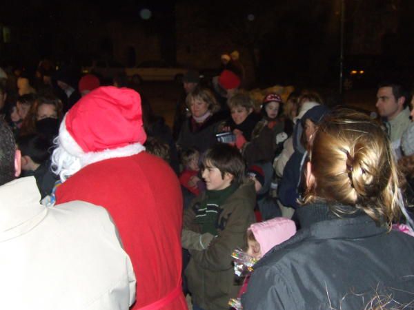 Vendredi 14 Décembre 2008
Le Père Noël nous a fait la surprise de venir accompagné de la Mère Noël et en caleche.