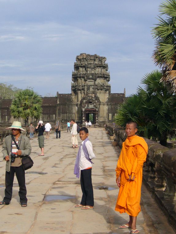 2 jours passés à Angkor, avec un bref passage à Siem Reap où se trouve l'aéroport. Trop court, pour ce qui constitue un des sommets de l'art et de l'architecture, à une époque où l'Europe était en plein Moyen-Age... personnellement ce fut un