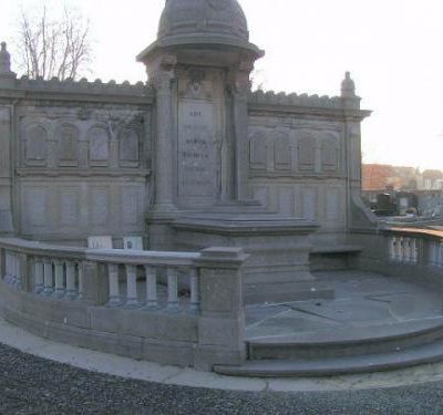 WATERLOO: Le Monument aux Morts du Cimetière.