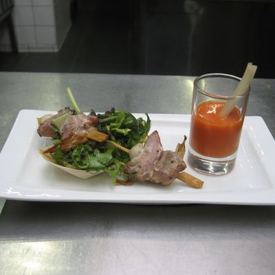 brochette de cailles avec une soupe de tomate au vodka