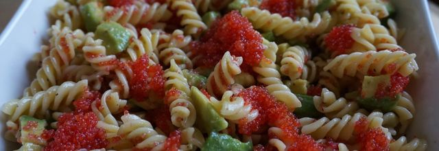 salade de pâtes, avocat et oeufs de lompe