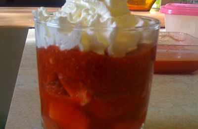 Verrine de fraise et sa chantilly