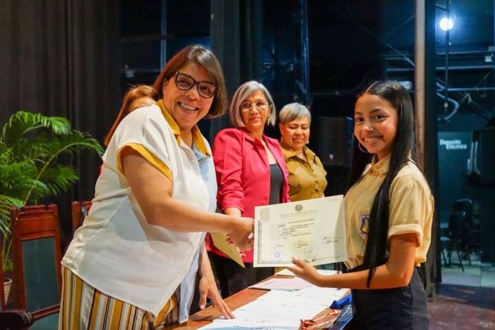 Alcaldesa Ana González encabezó acto de graduación de 230 bachilleres de la U.E.N. Abdón Calderón en Naguanagua