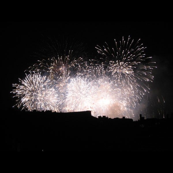 Our guests book and some pictures of fireworks over the Eiffel Tower - Notre livre d'Or et quelques photos sur le feu d'artifice du 14 juillet.