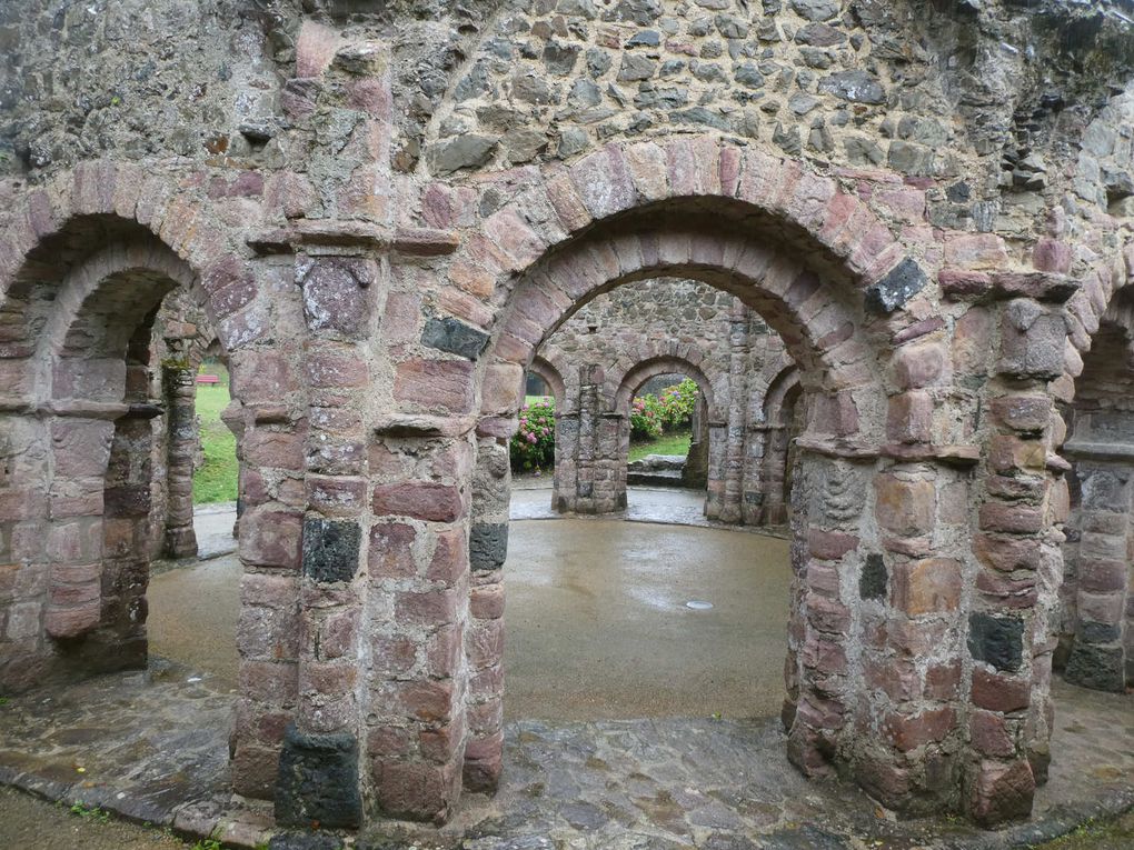 le Temple de LANLEFF - entre Paimpol et St Brieuc - admirez au passage: la saillie de grès rose !