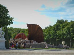 Les jardins du Château de Versailles accueillent cette année quelques œuvres d'Anish Kapoor, exposition très controversée, d'ailleurs les visiteurs ne semblent pas passionnés (sauf devant les miroirs). mais moi j'adore ces oeuvres monumentalement magnifiques des miroirs au Dirty Corner. C'est beau. 