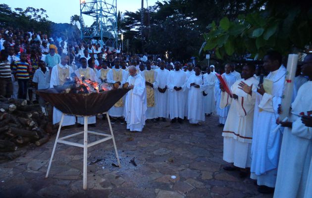 Ne nous arrive-t-il pas de chercher le vivant parmi les morts?